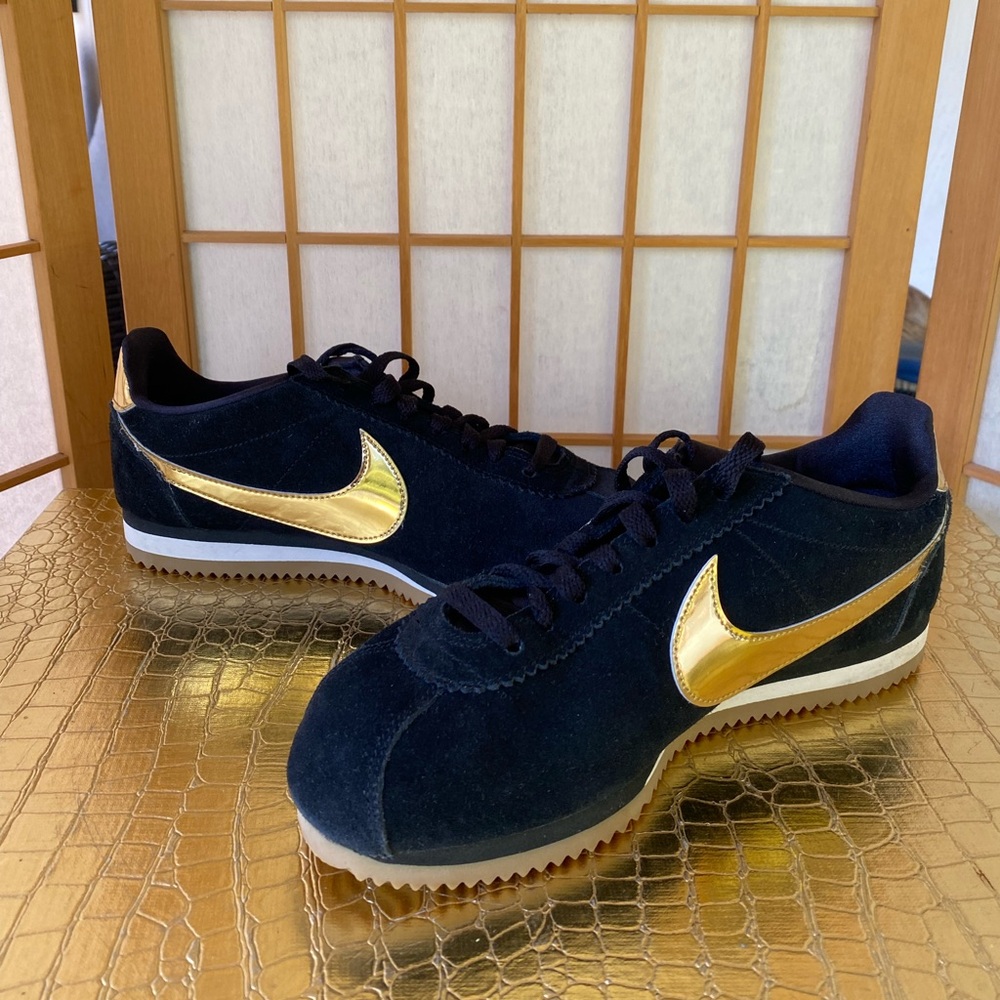 Nike Women's Sneakers in Black and Gold - Picture 8 of 10